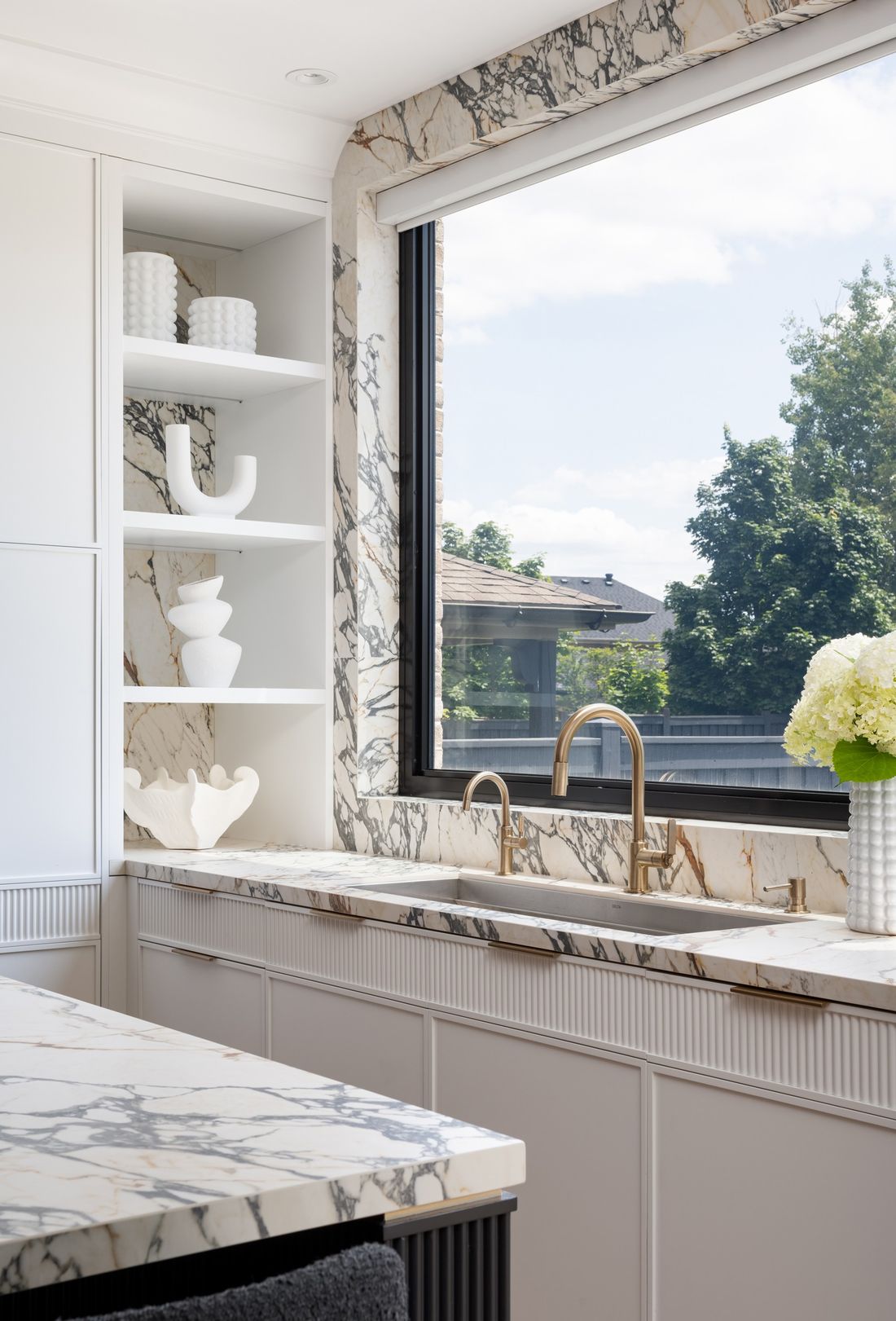 Sink and display niches — The Gathering House, Kleinburg, Vaughan — interior design by RZ Interiors